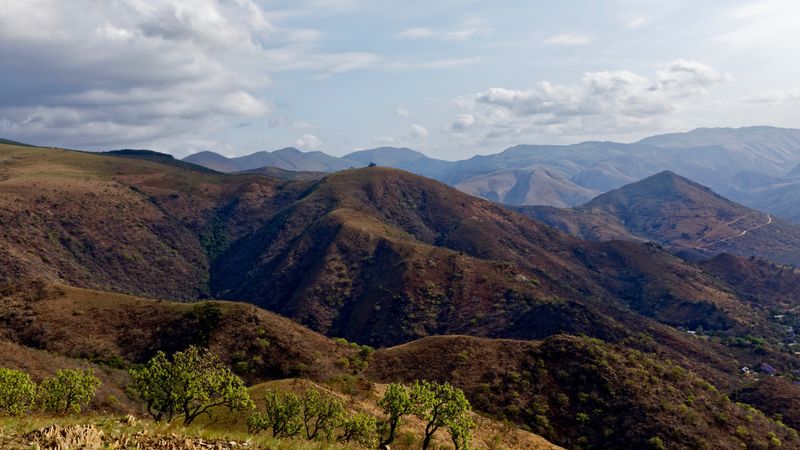 Panoramic view of the green Barberton Makhonjwa Mountains.