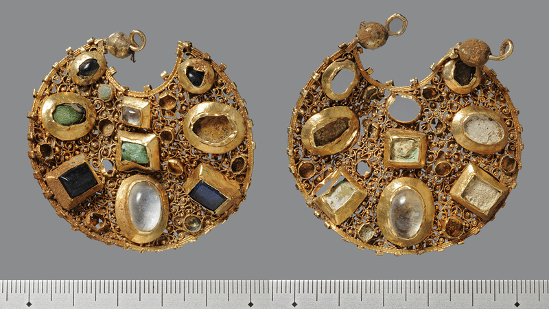 Byzantine gold earrings found in Germany, with scale