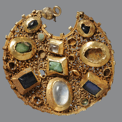 Byzantine gold earrings found in Germany, with scale