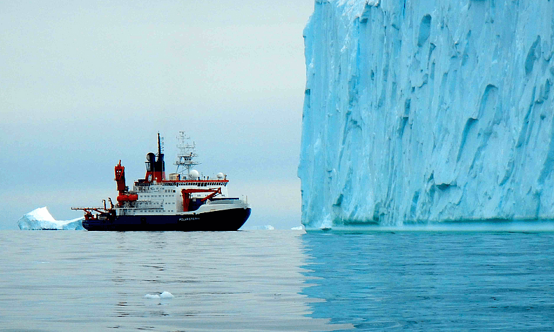 The research vessel Polarstern next to an icesheet in the Amundsen Sea, where sediments from central Antarctica were found.