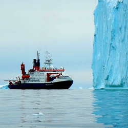 The research vessel Polarstern next to an icesheet in the Amundsen Sea, where sediments from central Antarctica were found.